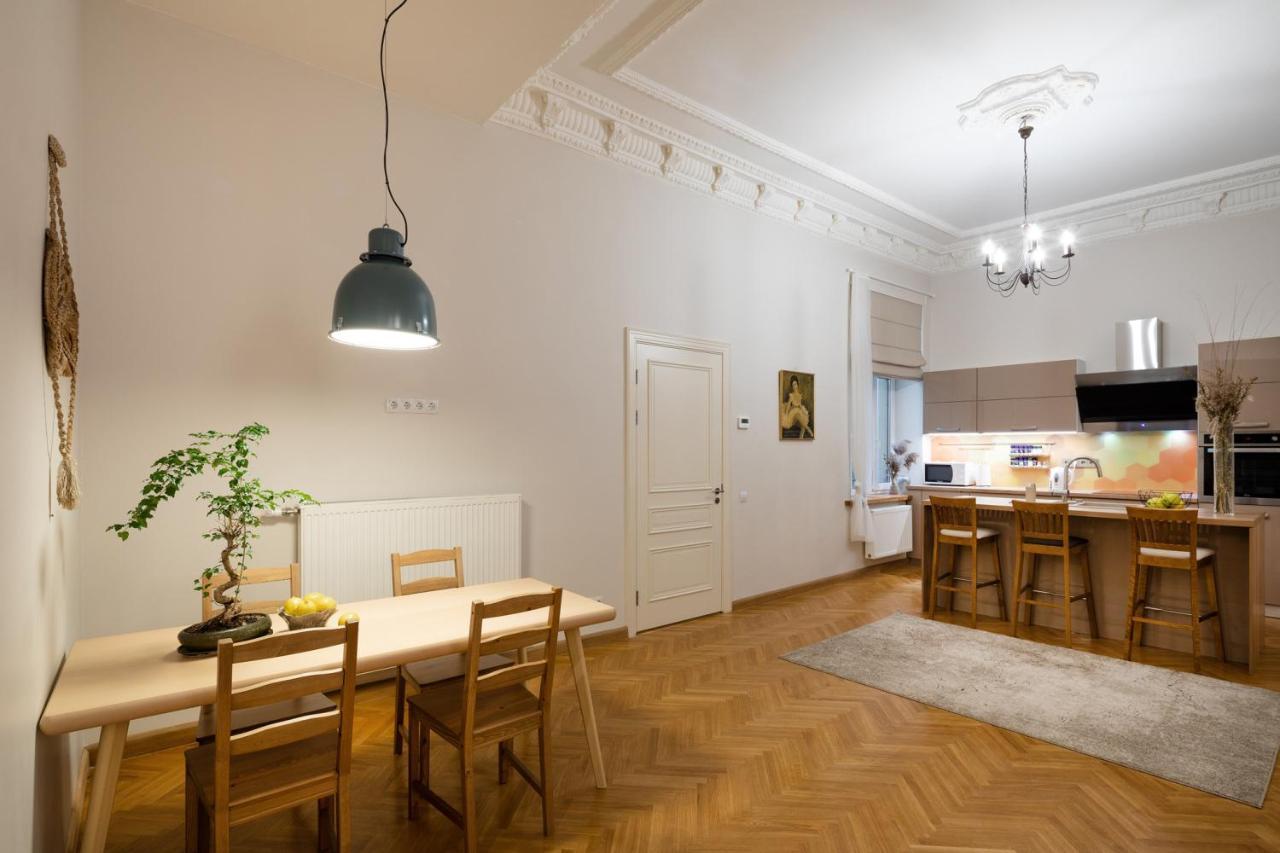Căn hộ Old Modern And Spacious 2 Bedroom Riga