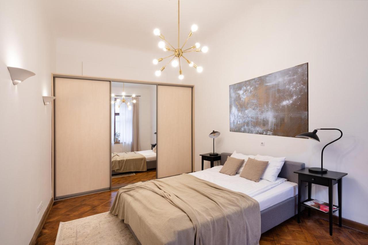Căn hộ Old Modern And Spacious 2 Bedroom