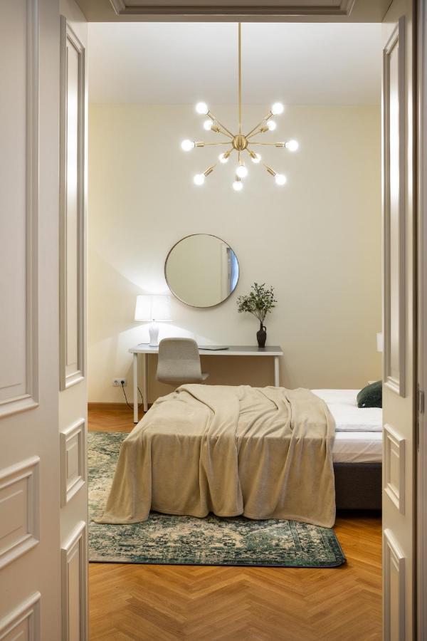 Căn hộ Old Modern And Spacious 2 Bedroom