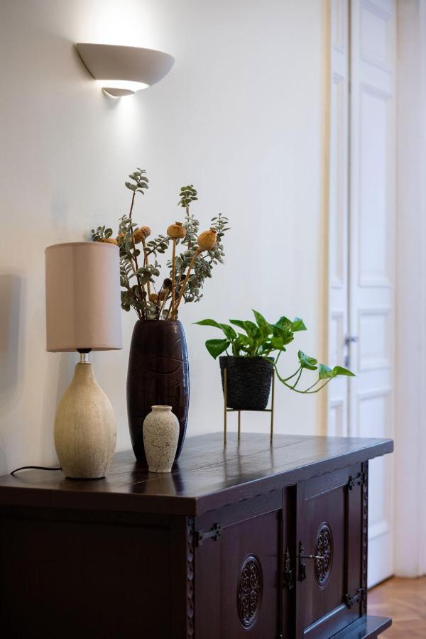Căn hộ Old Modern And Spacious 2 Bedroom