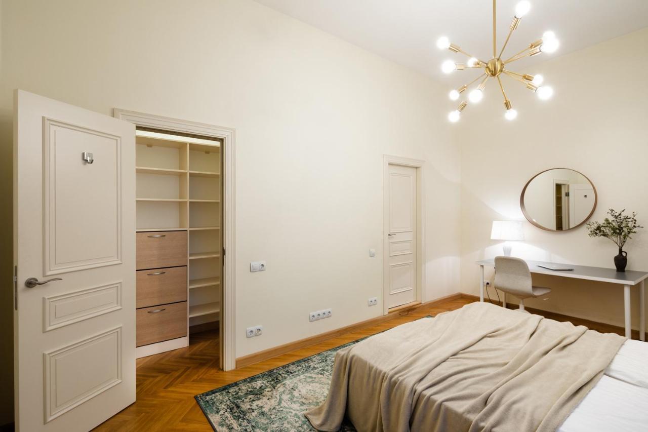 Old Modern And Spacious 2 Bedroom Leilighet